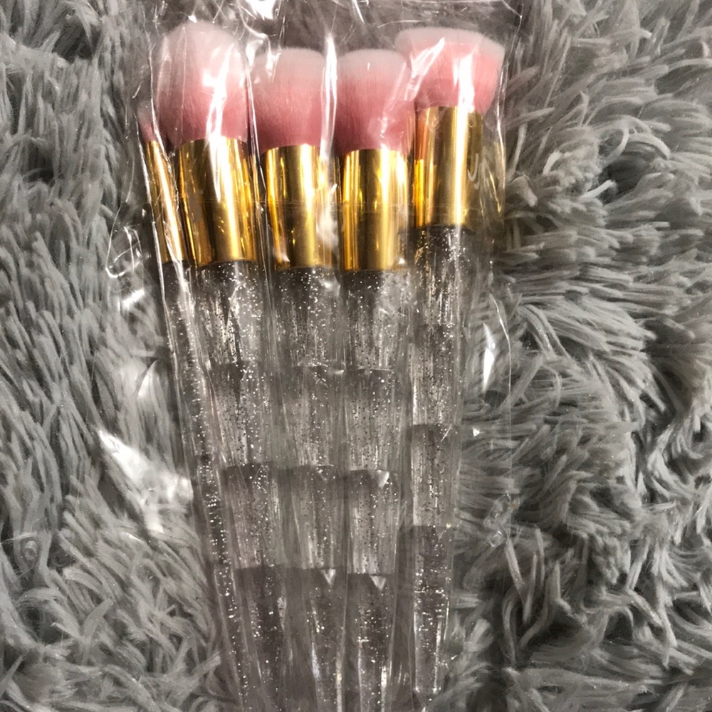 Jessica Simpson makeup brushes